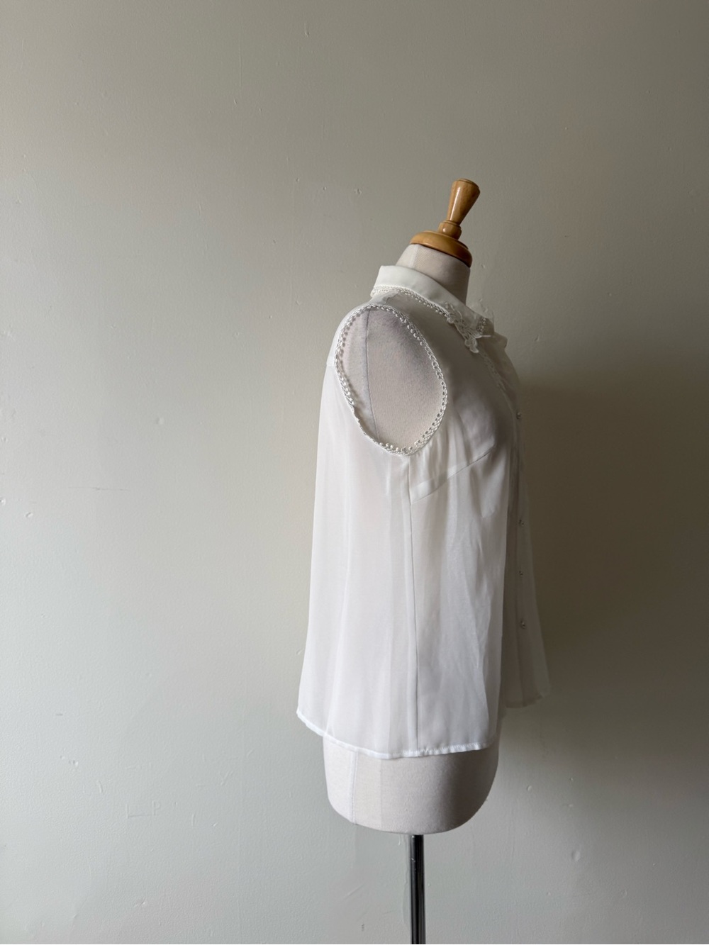 Lapis White Sheer Lace Trim Sleeveless Blouse Size L - Picture 4 of 8
